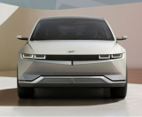 Hyundai Motor vylepšuje svůj oceněný IONIQ 5🚗 uvedením modelového roku 2023. Aktualizovaný IONIQ 5 bude vybaven novou 77,4 kWh baterií🔋. Vůz navíc nabídne řadu nových funkcí pro další zlepšení jízdního zážitku jeho oceňovaného plně elektrického středně velkého CUV, včetně klimatizace baterie a digitálních zrcátek na bázi videa. Pokud jde o design, aktualizovaný IONIQ 5 bude obsahovat nové možnosti kombinací. Mezi ně patří nelakované černé nárazníky s černými garnýžemi v kombi...naci s Projection LED osvětlením. Aktualizovaný IONIQ 5 bude k dispozici zákazníkům v Evropě ve druhé polovině roku 2022. #hyundai #HyundaiIONIQ5 #hyundaibutovice #autopalace #autopalaceprahabutovice Zobrazit víc