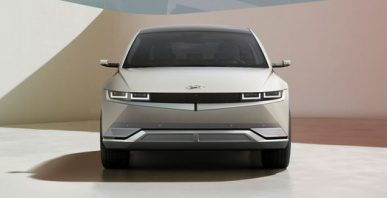 Hyundai Motor vylepšuje svůj oceněný IONIQ 5🚗 uvedením modelového roku 2023. Aktualizovaný IONIQ 5 bude vybaven novou 77,4 kWh baterií🔋. Vůz navíc nabídne řadu nových funkcí pro další zlepšení jízdního zážitku jeho oceňovaného plně elektrického středně velkého CUV, včetně klimatizace baterie a digitálních zrcátek na bázi videa. Pokud jde o design, aktualizovaný IONIQ 5 bude obsahovat nové možnosti kombinací. Mezi ně patří nelakované černé nárazníky s černými garnýžemi v kombi...naci s Projection LED osvětlením. Aktualizovaný IONIQ 5 bude k dispozici zákazníkům v Evropě ve druhé polovině roku 2022. #hyundai #HyundaiIONIQ5 #hyundaibutovice #autopalace #autopalaceprahabutovice Zobrazit víc
