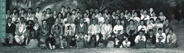 Group photo of the Hyundai founding members and the first employees