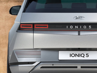 Elektromobil Hyundai IONIQ 5 předvádí své podsvícení a futuristický design.